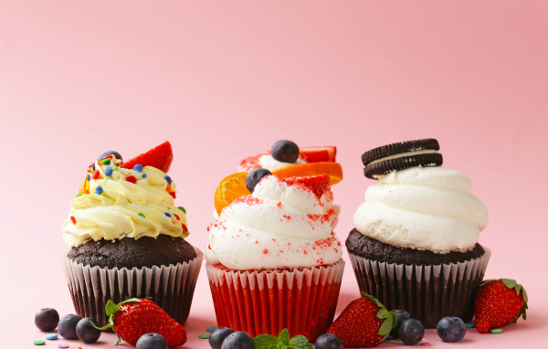 Три вкусных шоколадных кекса с кремом и ягодами