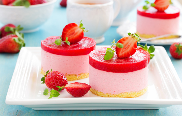 Два пирожных суфле с ягодами клубники