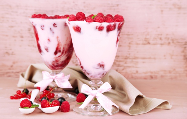 Две креманки с десертом из йогурта и малины