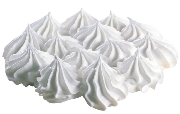 Белое воздушное безе на белом фоне