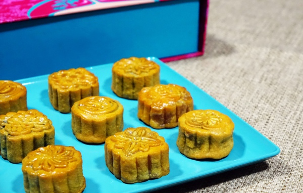 Свежий десерт на голубой тарелке 