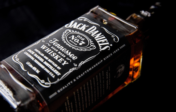 Бутылка виски Jack Daniels на черном фоне