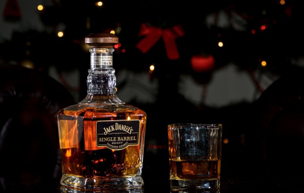 Бутылка виски Jack Daniels с рюмкой