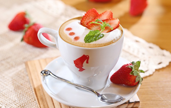 Чашка капучино с ягодами клубники 