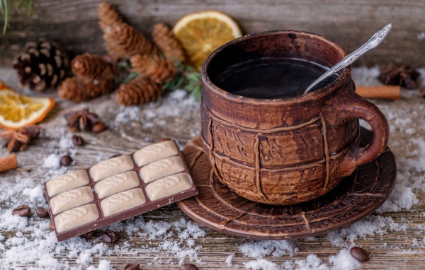 Чашка кофе на столе с шоколадом 