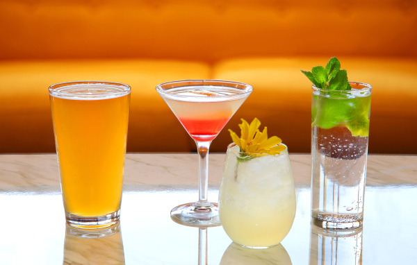 Алкогольные напитки на столе