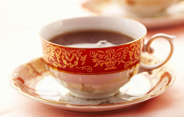 Красивая чашка чая на блюдце 
