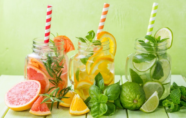 Цитрусовые коктейли в баночках с трубочками