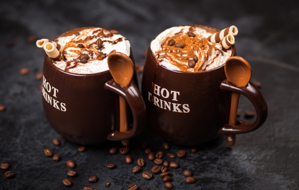 Кофе со сливками и сладкими трубочками