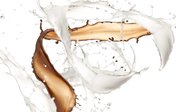 Кофе с молоком в воздухе на белом фоне