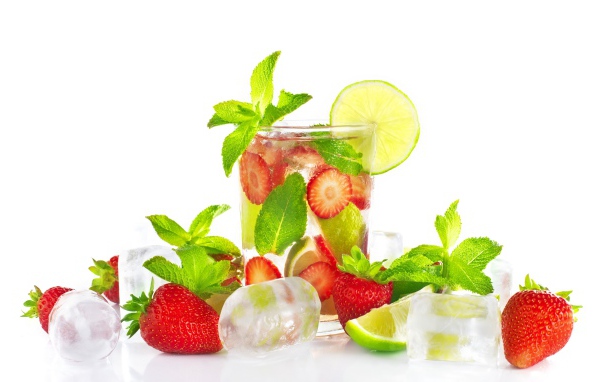 Напиток с клубникой, лаймом, мятой и кусочками льда на белом фоне
