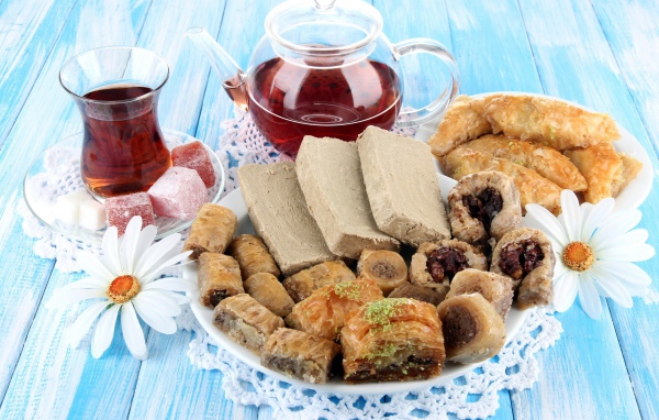 Ароматный чай на столе с восточными сладостями