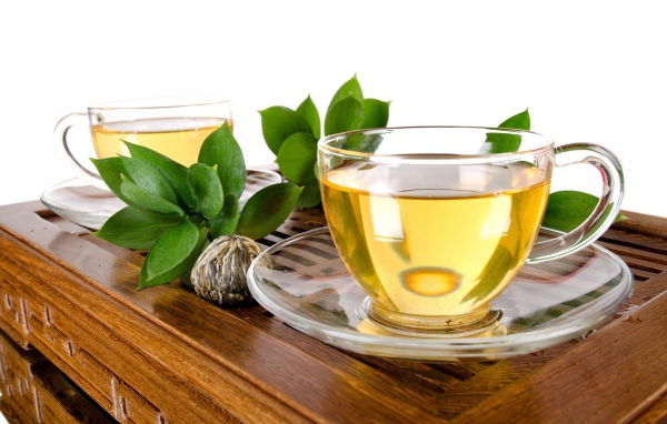 Стеклянные чашки на столе с зеленым чаем