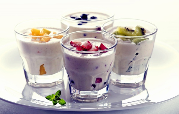 Стаканы с ягодным смузи на столе