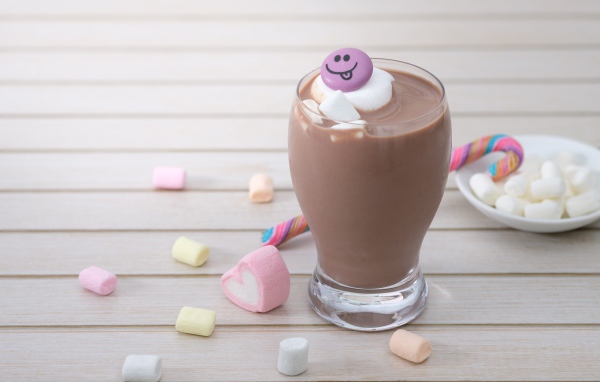 Горячий шоколад с маршмеллоу на столе