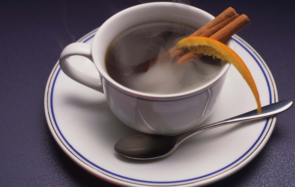 Горячий кофе в чашке с корицей 