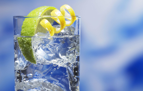 Лимонад в стакане со льдом и лаймом 