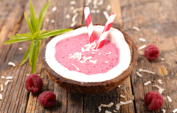 Малиновый коктейль в кокосовом орехе