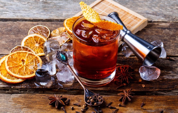 Чай со льдом и кусочками сушеного апельсина и бадьяном