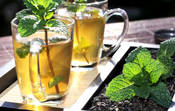 Две чашки освежающего чая с мятой