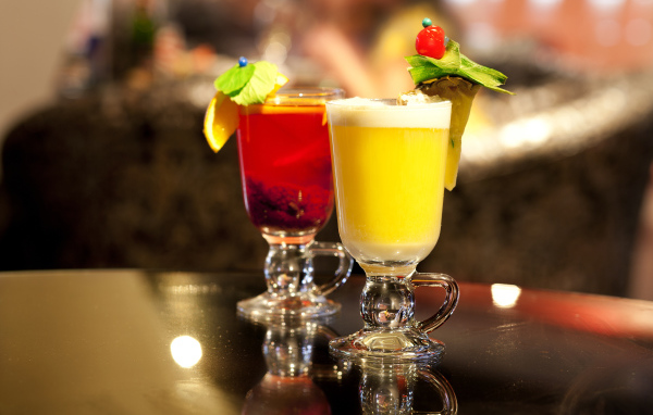 Два стакана с коктейлями на столе 