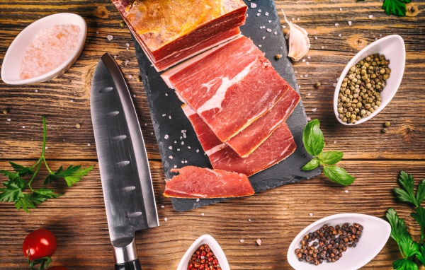 Аппетитный кусок мяса на столе со специями