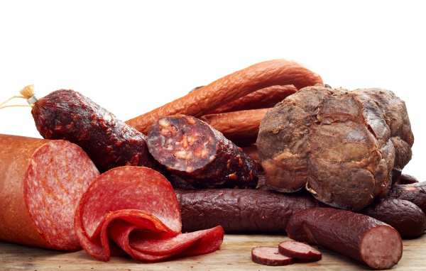 Аппетитная колбаса и мясо на белом фоне