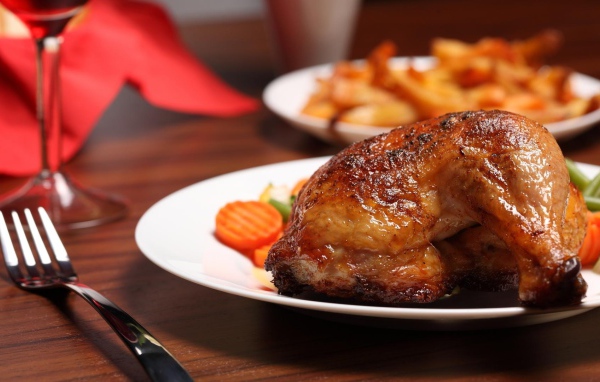 Жареные куриные окорочка на белой тарелке 