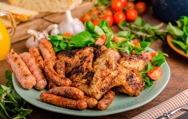 Жареные куриные крылышки с сосисками