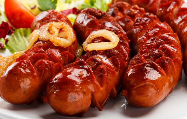 Жареные сосиски с кольцами лука