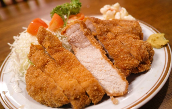 Сочная отбивная на тарелке с овощами