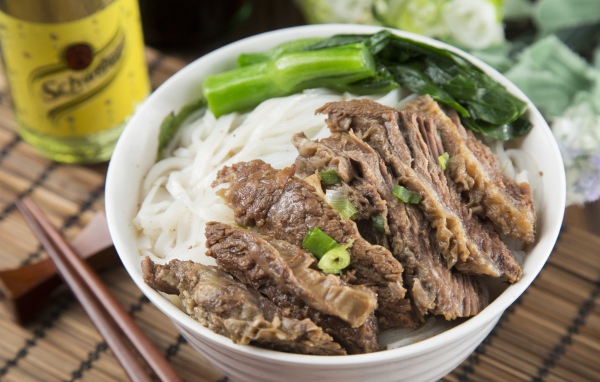 Мясо с китайской рисовой лапшой и зеленью 