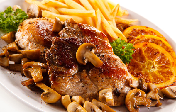 Мясо с картофелем, грибами и лимоном