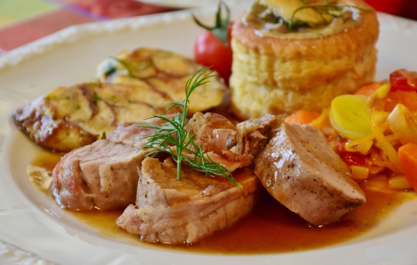 Мясо свинина на тарелке с соусом