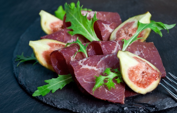 Руккола с мясом и кусочками инжира