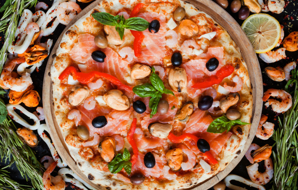 Аппетитная пицца с морепродуктами 