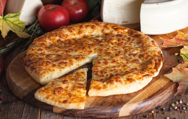 Пицца с сыром на разделочной доске