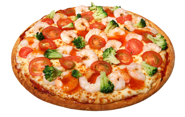 Пицца с помидорами и креветками на белом фоне