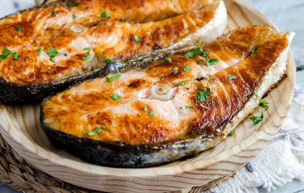 Аппетитные куски жареной рыбы на столе 