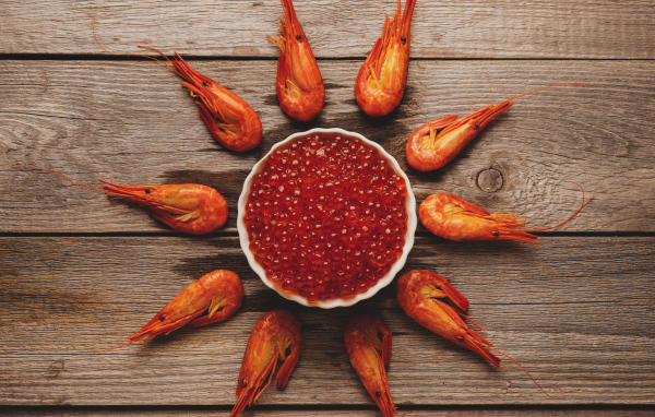Вареные креветки на столе с красной икрой