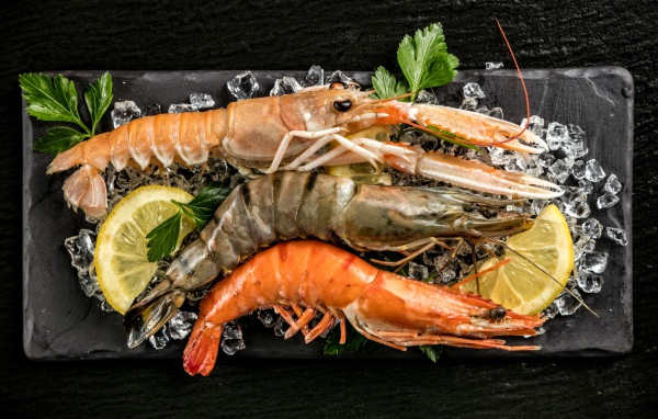 Большие креветки с кусочками лимона