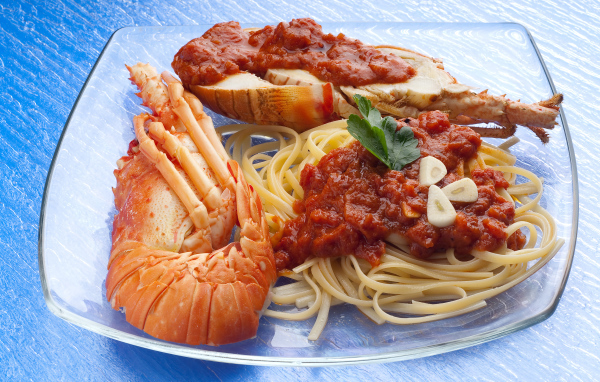 Омар на тарелке со спагетти с соусом