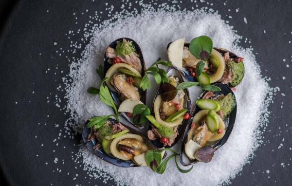 Мидии крупным планом на столе