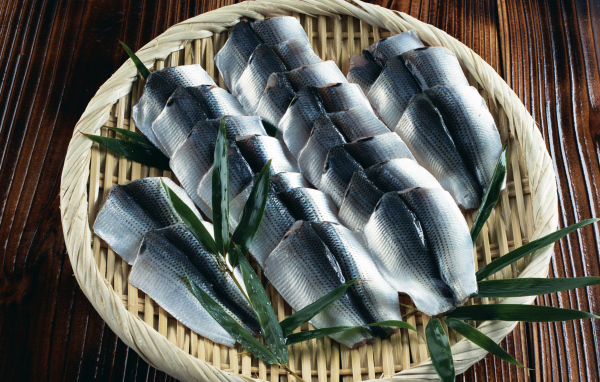 Филе соленой рыбы на бамбуковой тарелке 