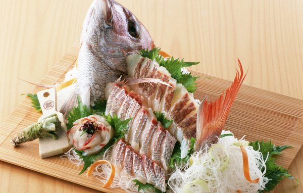 Нарезка из свежей рыбы на разделочной доске