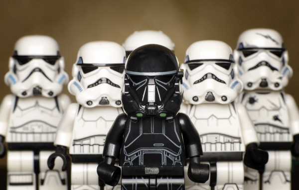 Маленькие фигурки штурмовиков из Звездных войн