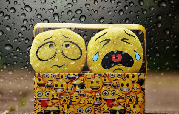 Желтые грустные смайлики в шкатулке 