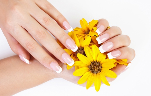 Красивые женские руки с маникюром с желтыми цветами 