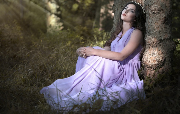 Девушка в красивом платье под деревом 