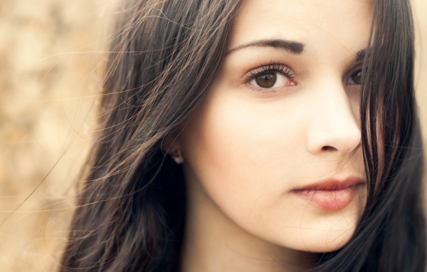 Нежная кареглазая девушка брюнетка с длинными волосами